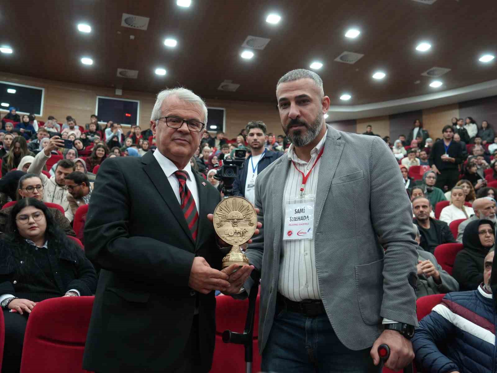 İsrail saldırısında bir bacağını kaybeden Filistinli gazeteci, Gazze’deki zulmü anlattı 7 israil saldirisinda bir bacagini kaybeden filistinli gazeteci gazzedeki zulmu anlatti 3 ChMtS791