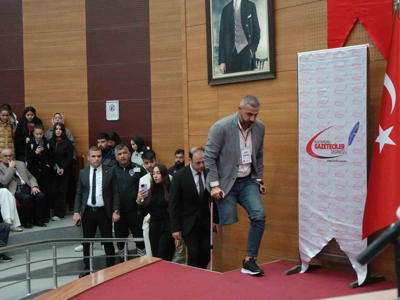 İsrail saldırısında bir bacağını kaybeden Filistinli gazeteci, Gazze’deki zulmü anlattı 10 israil saldirisinda bir bacagini kaybeden filistinli gazeteci gazzedeki zulmu anlatti 6 34zKVUDJ