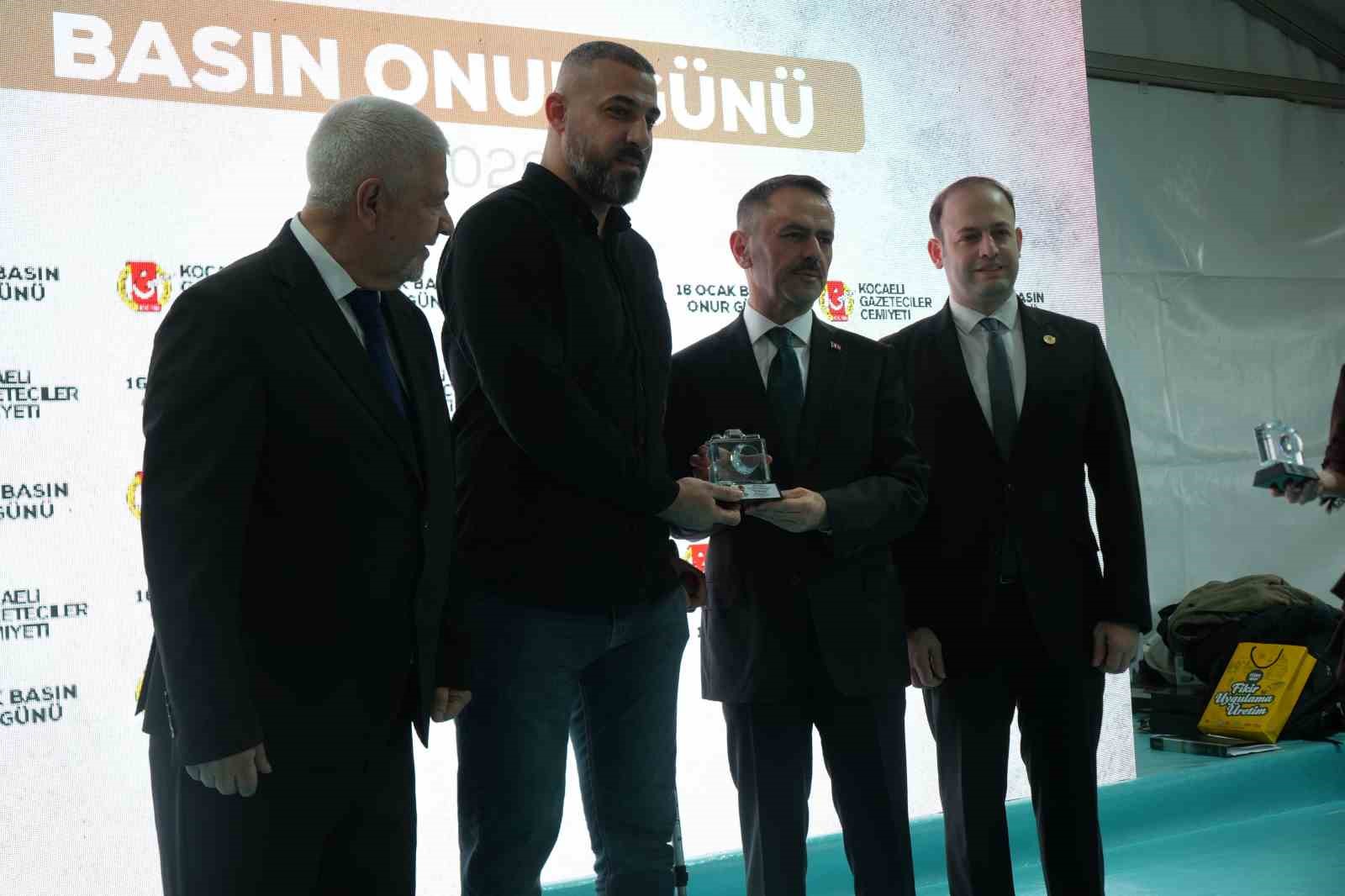 İsrail’in saldırısında bacağını kaybeden Gazzeli gazeteci meslektaşlarına seslendi 10 israilin saldirisinda bacagini kaybeden gazzeli gazeteci meslektaslarina seslendi 6 BCidiFcl