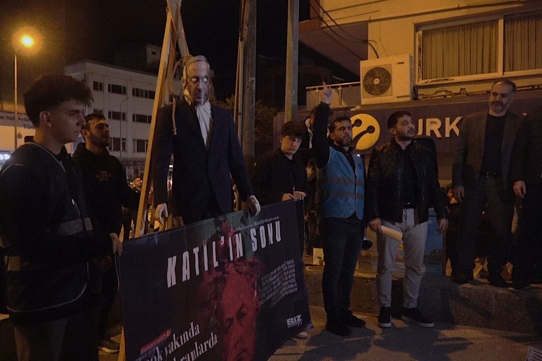 israilin zulmunu protesto etmek icin netanyahuyu idam ettiler 4 eFKg28pt