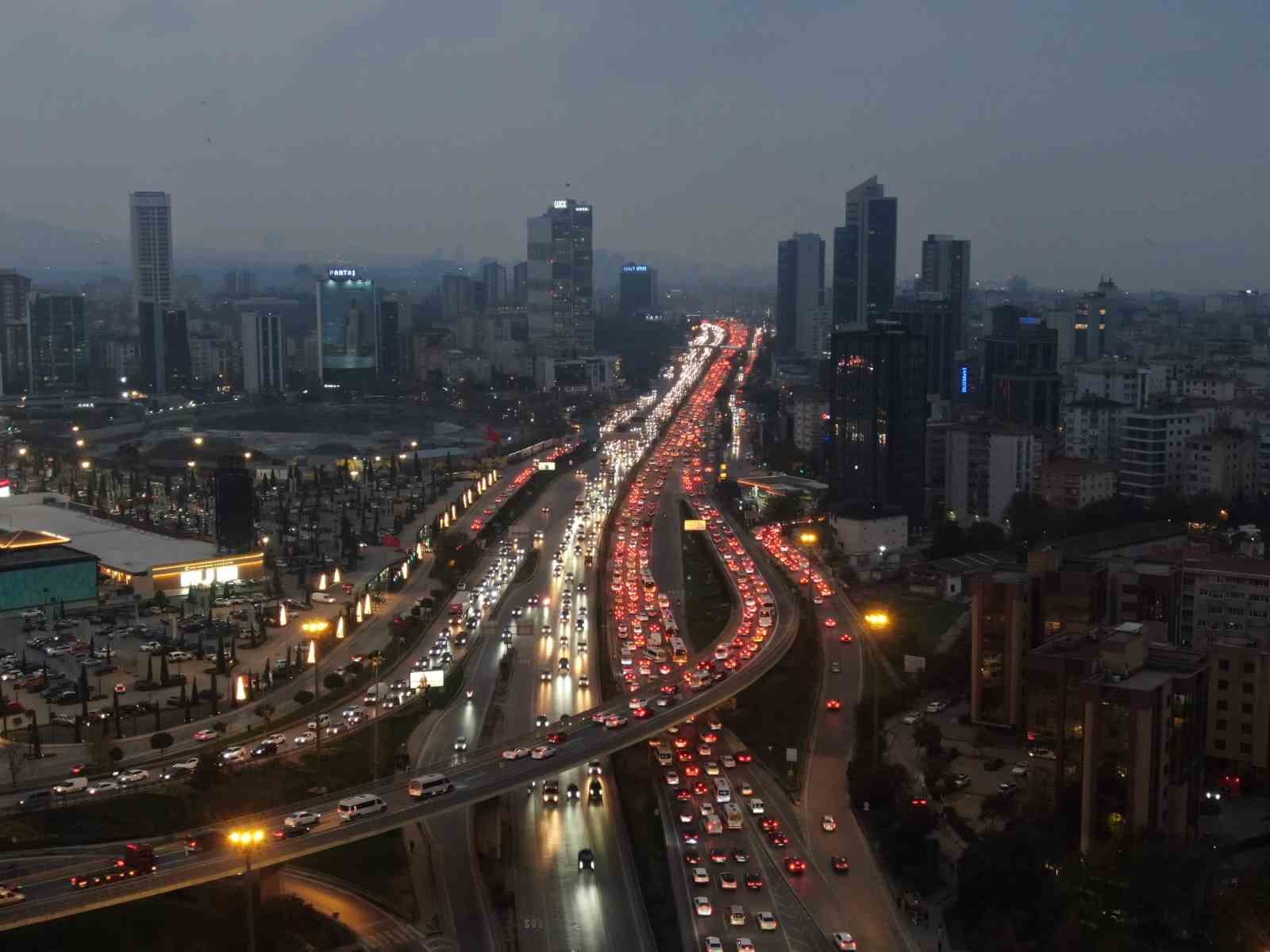 istanbul anadolu yakasinda olusan trafik yogunlugu havadan goruntulendi 0