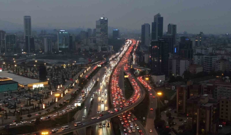 istanbul-anadolu-yakasinda-olusan-trafik-yogunlugu-havadan-goruntulendi-9Brzl1AY.jpg