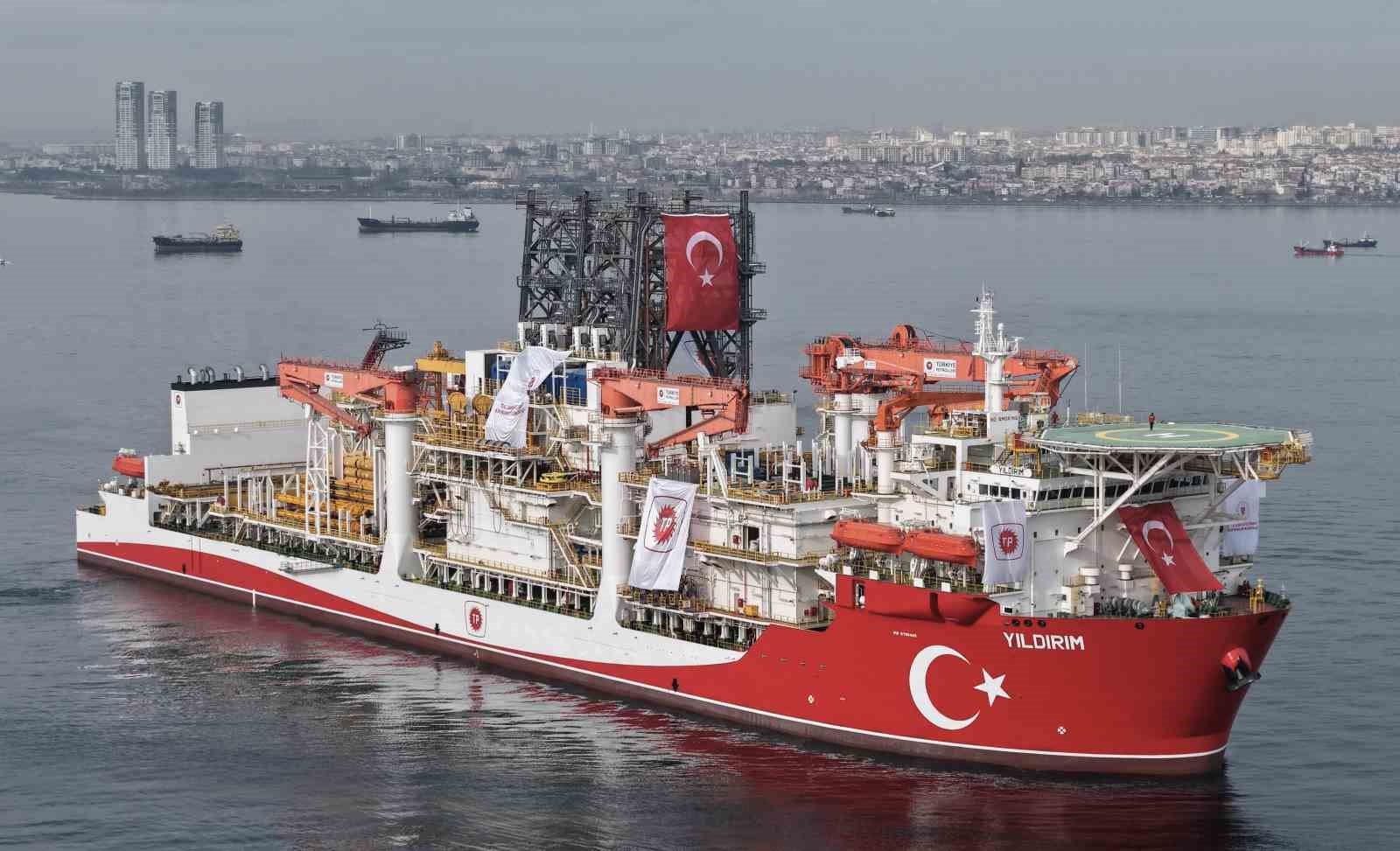 istanbul bogazina yaklasan turk sondaj gemisi havadan goruntulendi 1 e3ifqKch