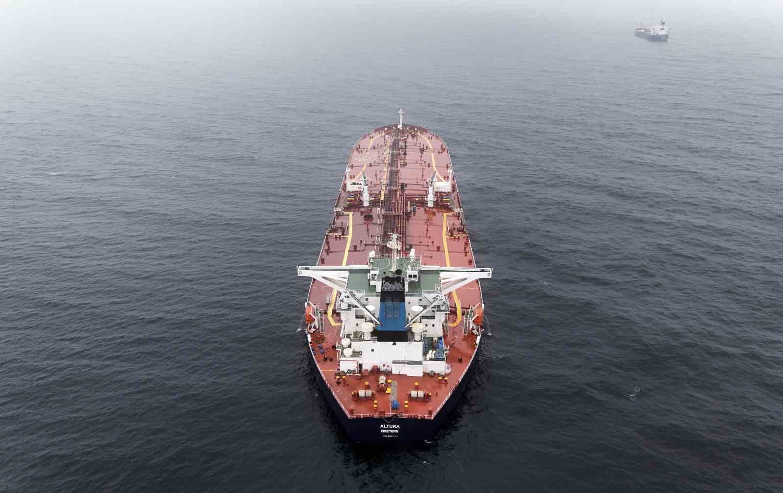 istanbul bogazina yaklasirken vurulan tanker havadan goruntulendi 0 iUXeOQel