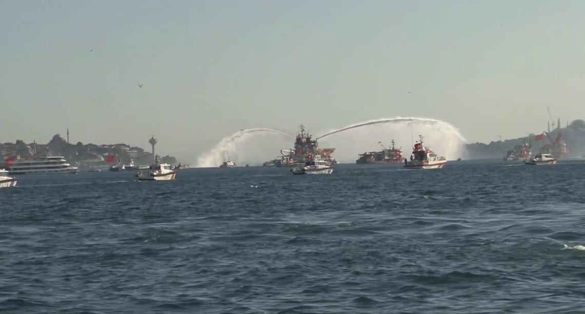 İstanbul Boğazı’nda 15 Temmuz şehitleri için tekne korteji oluşturuldu 4 istanbul bogazinda 15 temmuz sehitleri icin tekne korteji olusturuldu 0 gRMmzKRi