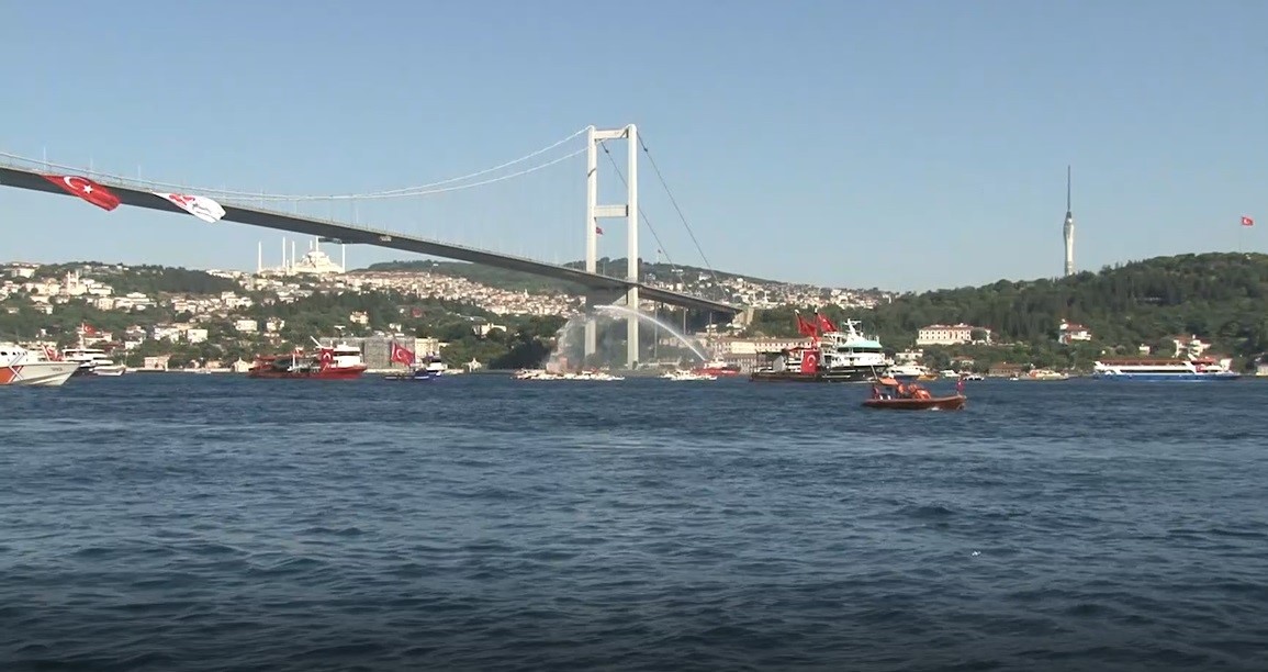 İstanbul Boğazı’nda 15 Temmuz şehitleri için tekne korteji oluşturuldu 5 istanbul bogazinda 15 temmuz sehitleri icin tekne korteji olusturuldu 1 u9VHjgR6