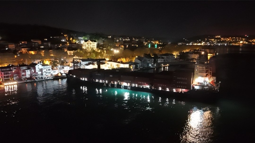 istanbul bogazinda gemi yaliya metreler kala karaya oturdu gecisler gecici olarak durduruldu 1 85yAwIrf