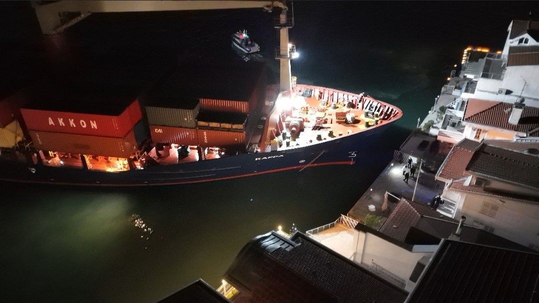 istanbul bogazinda gemi yaliya metreler kala karaya oturdu gecisler gecici olarak durduruldu 3