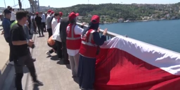istanbul-bogazindaki-koprulere-turk-bayraklari-asildi-s2JnS7ee.jpg