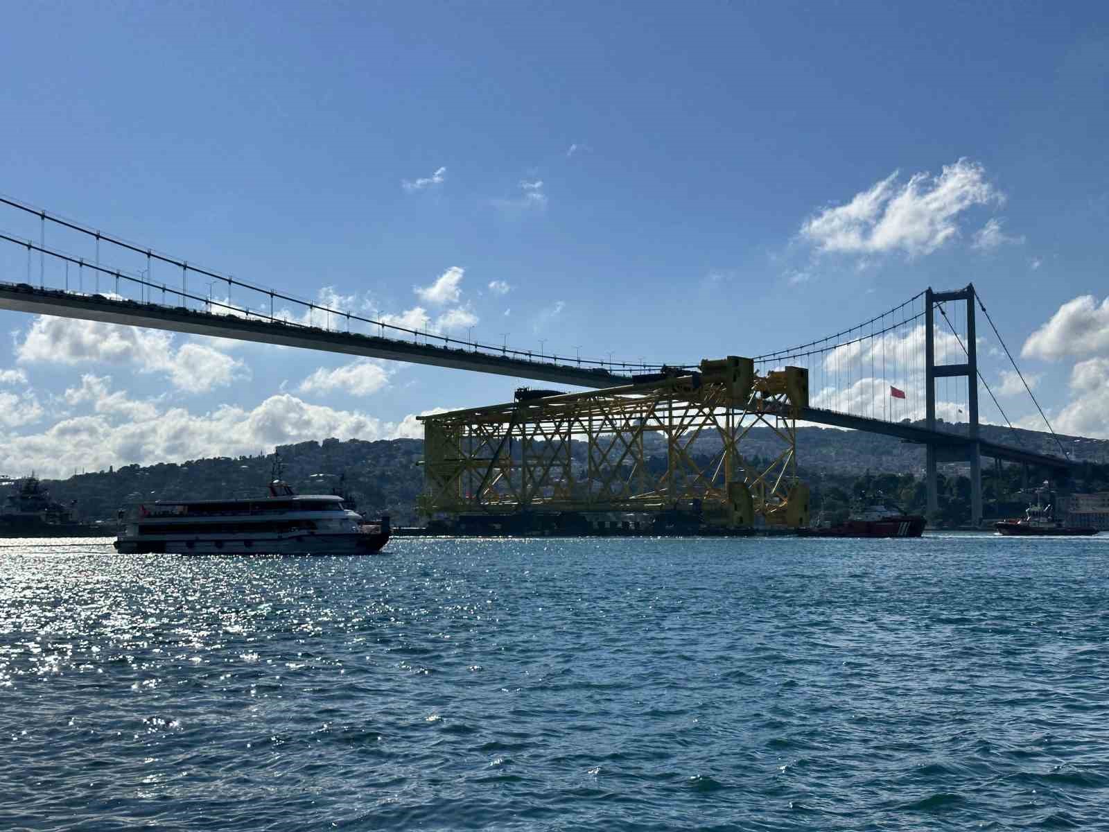 istanbul bogazindan 350 metrelik sondaj platform iskelesi gecis yapiyor 1 bL8IPjD2