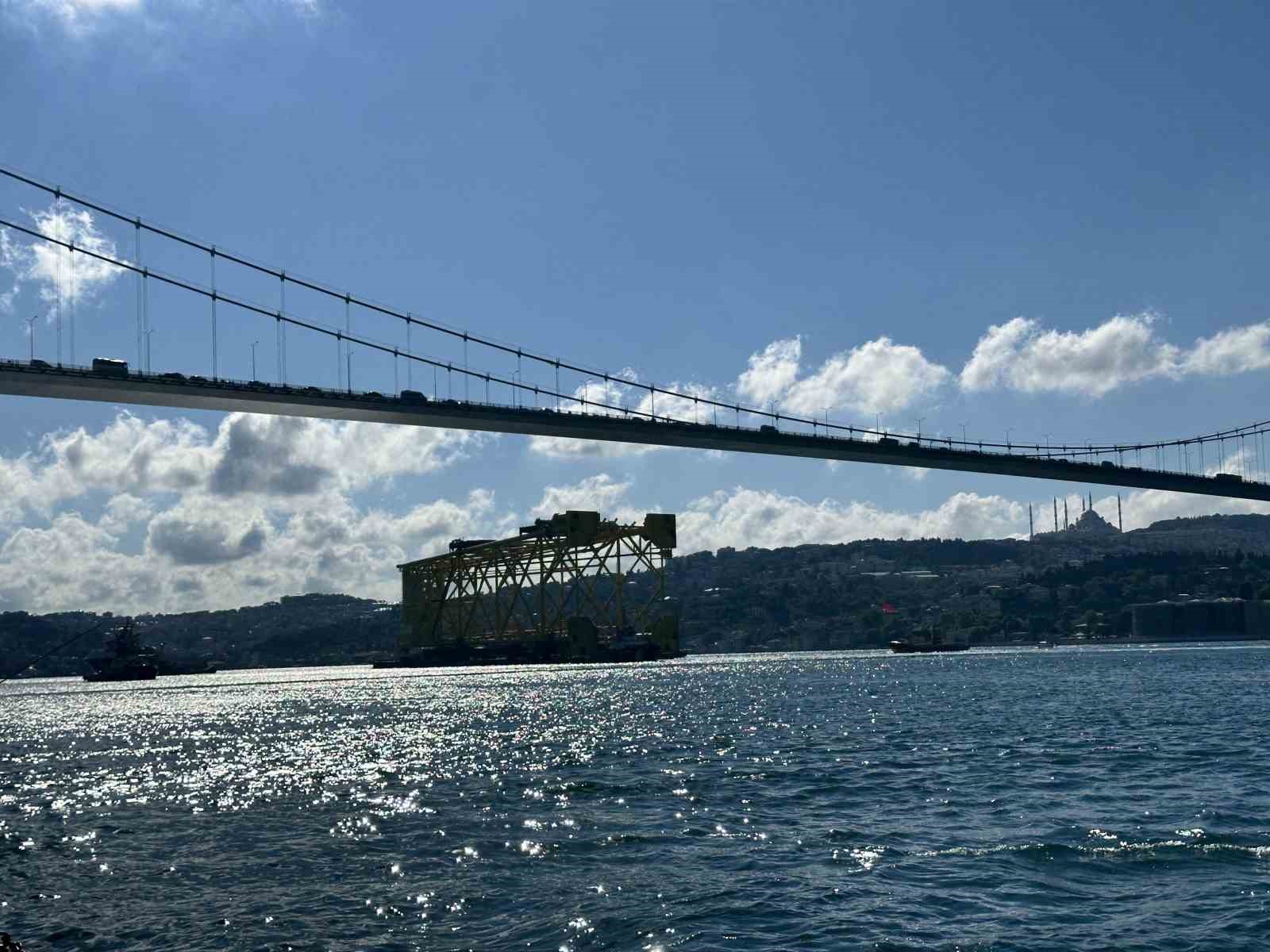 istanbul bogazindan 350 metrelik sondaj platform iskelesi gecis yapiyor 2 aDnMK9jL