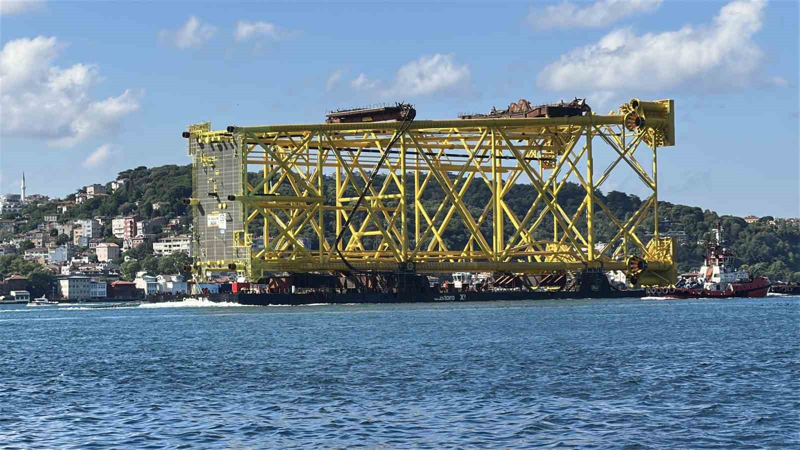 istanbul bogazindan 350 metrelik sondaj platform iskelesi gecis yapiyor 3