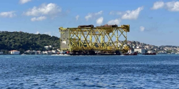 istanbul-bogazindan-350-metrelik-sondaj-platform-iskelesi-gecis-yapiyor-6HBgMdIz.jpg