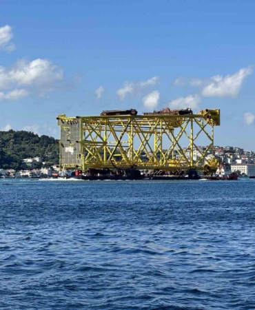 istanbul-bogazindan-350-metrelik-sondaj-platform-iskelesi-gecis-yapiyor-6HBgMdIz.jpg