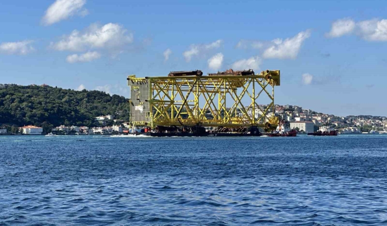 istanbul-bogazindan-350-metrelik-sondaj-platform-iskelesi-gecis-yapiyor-6HBgMdIz.jpg