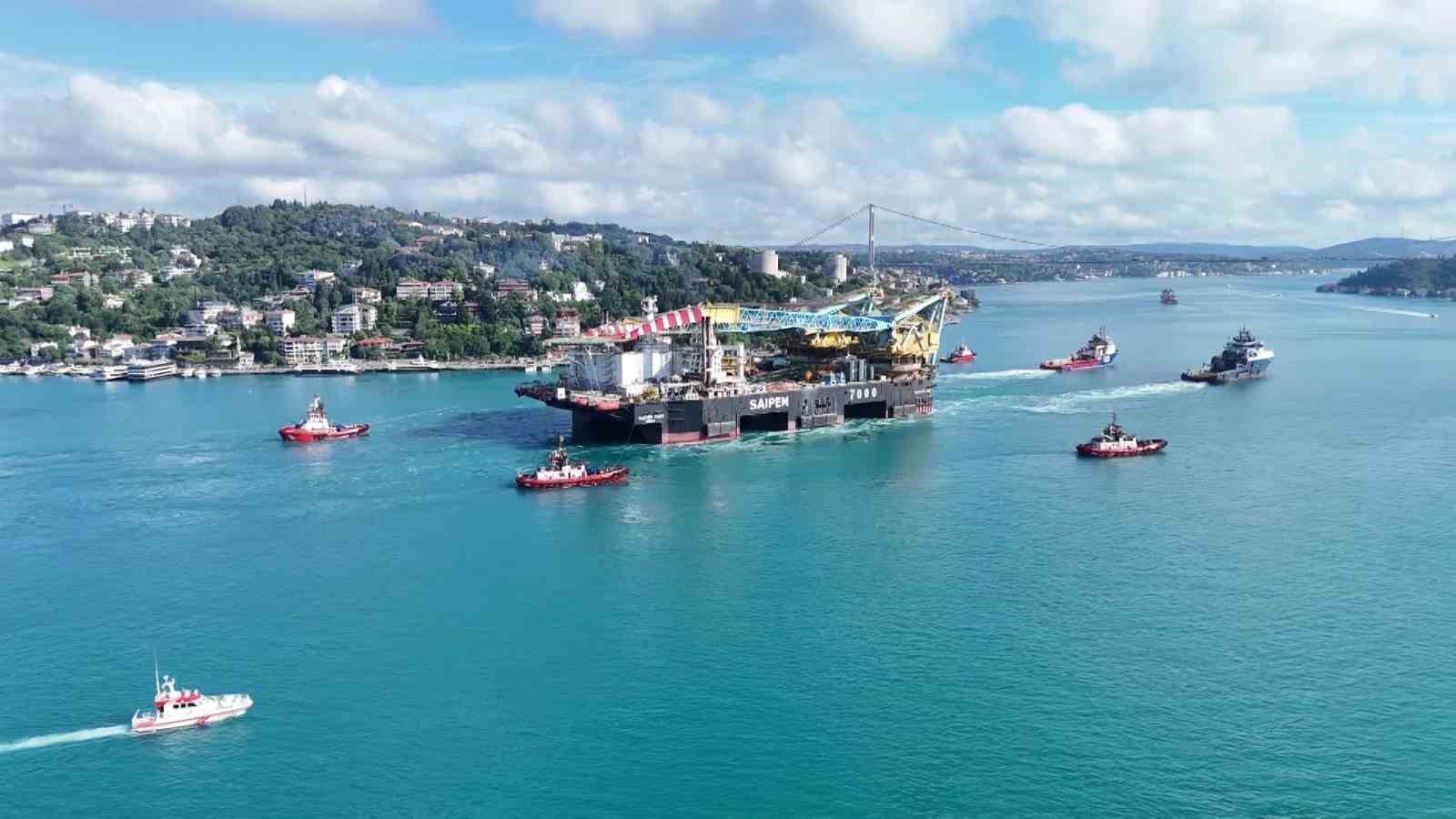 istanbul bogazindan gecen dev vinc gemisi havadan goruntulendi 1 yLBV9X1k