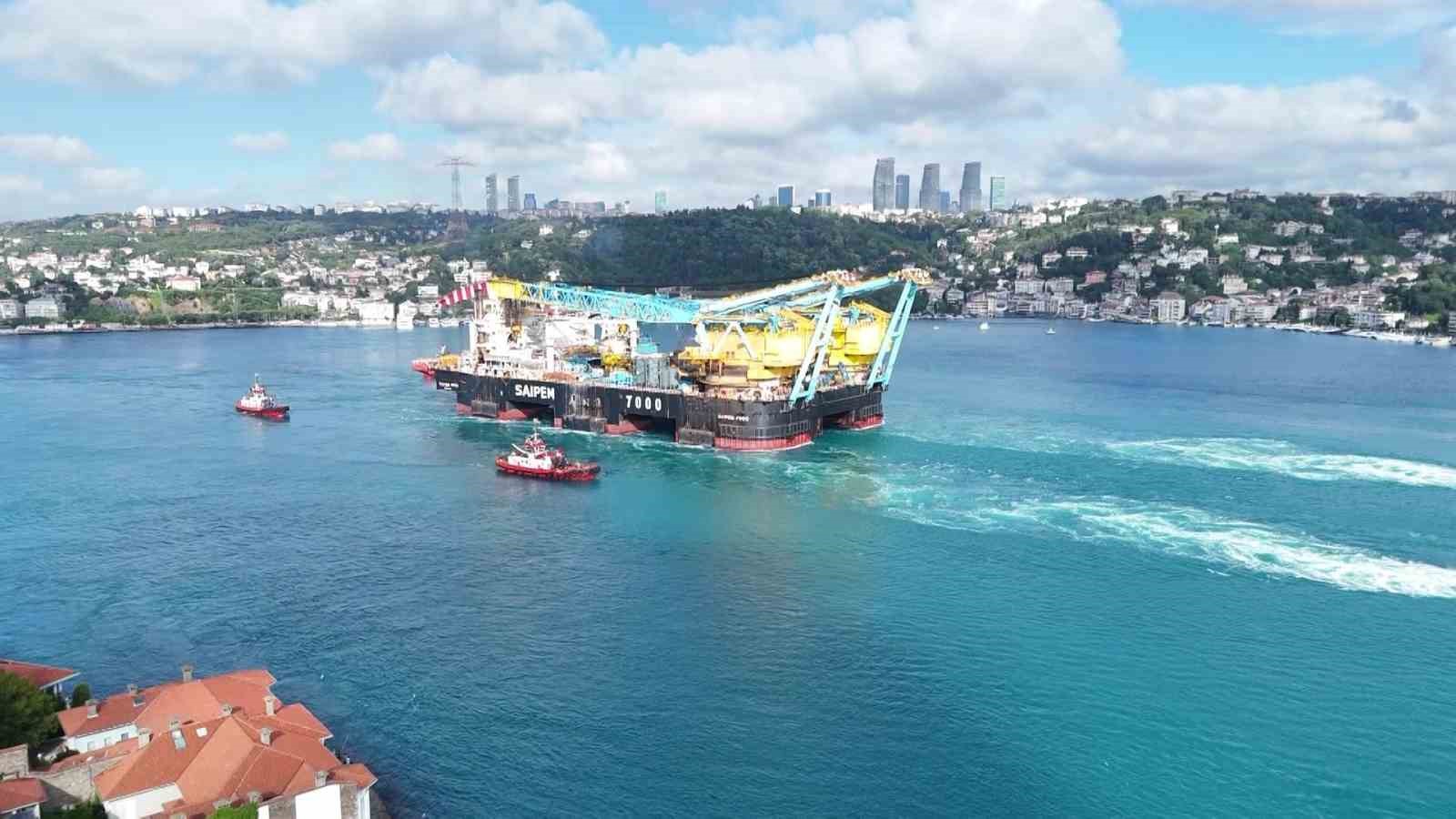 istanbul bogazindan gecen dev vinc gemisi havadan goruntulendi 2 S724mB4C