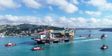 istanbul-bogazindan-gecen-dev-vinc-gemisi-havadan-goruntulendi-DNWtGUkW.jpg