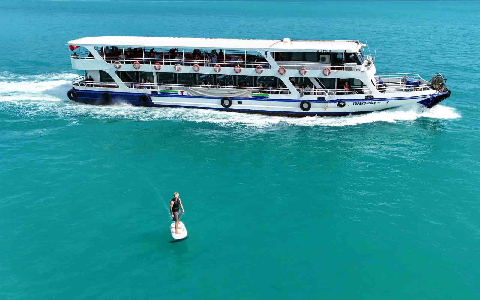 istanbul bogazinin turkuaz sularinda elektrikli sorf 0 KkfWqt7J