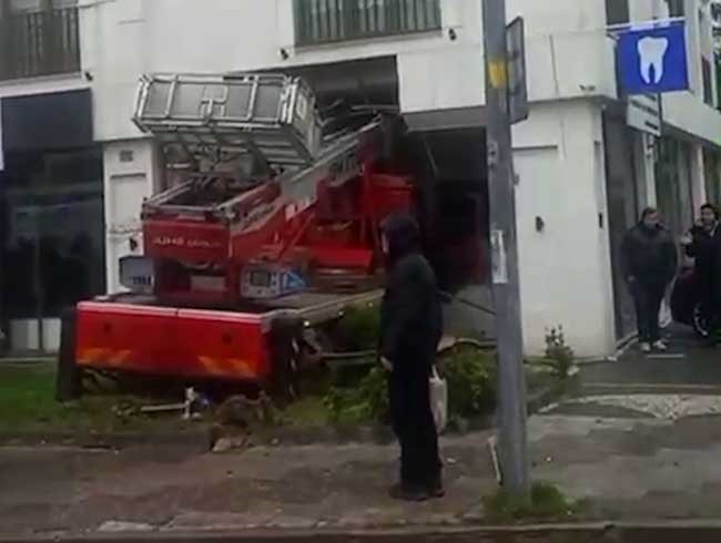 İstanbul Büyükçekmece’de sepetli vinç, diş polikliniğine daldı. Yaralılar olduğu öğrenilirken olay yerine polis ve sağlık ekipleri sevk edildi. 4 istanbul buyukcekmecede sepetli vinc dis poliklinigine daldi yaralilar oldugu ogrenilirken olay yerine polis ve r8fnig4A