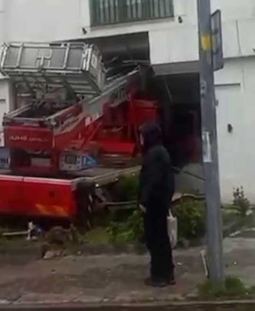 istanbul-buyukcekmecede-sepetli-vinc-dis-poliklinigine-daldi-yaralilar-oldugu-ogrenilirken-olay-yerine-polis-ve-xnvvPrfC.jpg