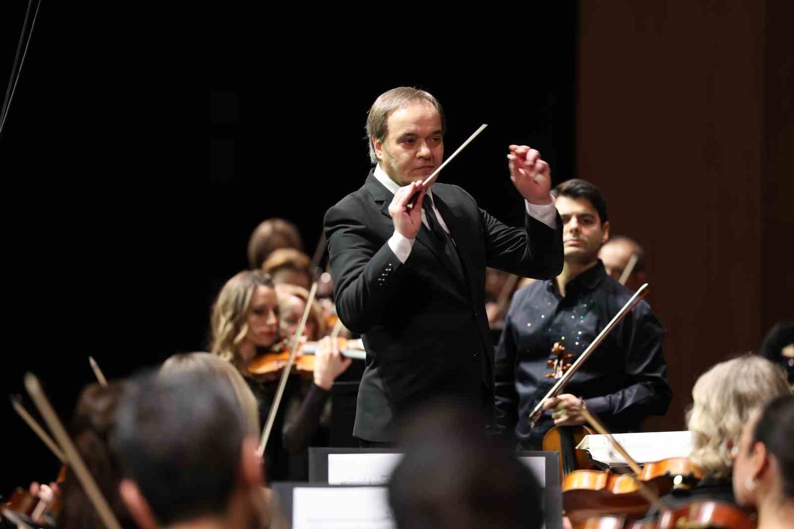 istanbul devlet senfoni orkestrasi aralik ayinin ilk konserinde keman virtuozu robert lakatosu agirladi 1 kMT2Nm6h