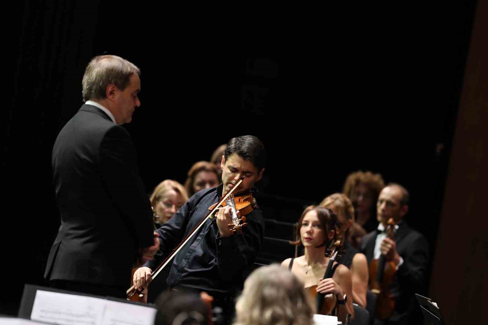 istanbul devlet senfoni orkestrasi aralik ayinin ilk konserinde keman virtuozu robert lakatosu agirladi 2 KSFq9nJp