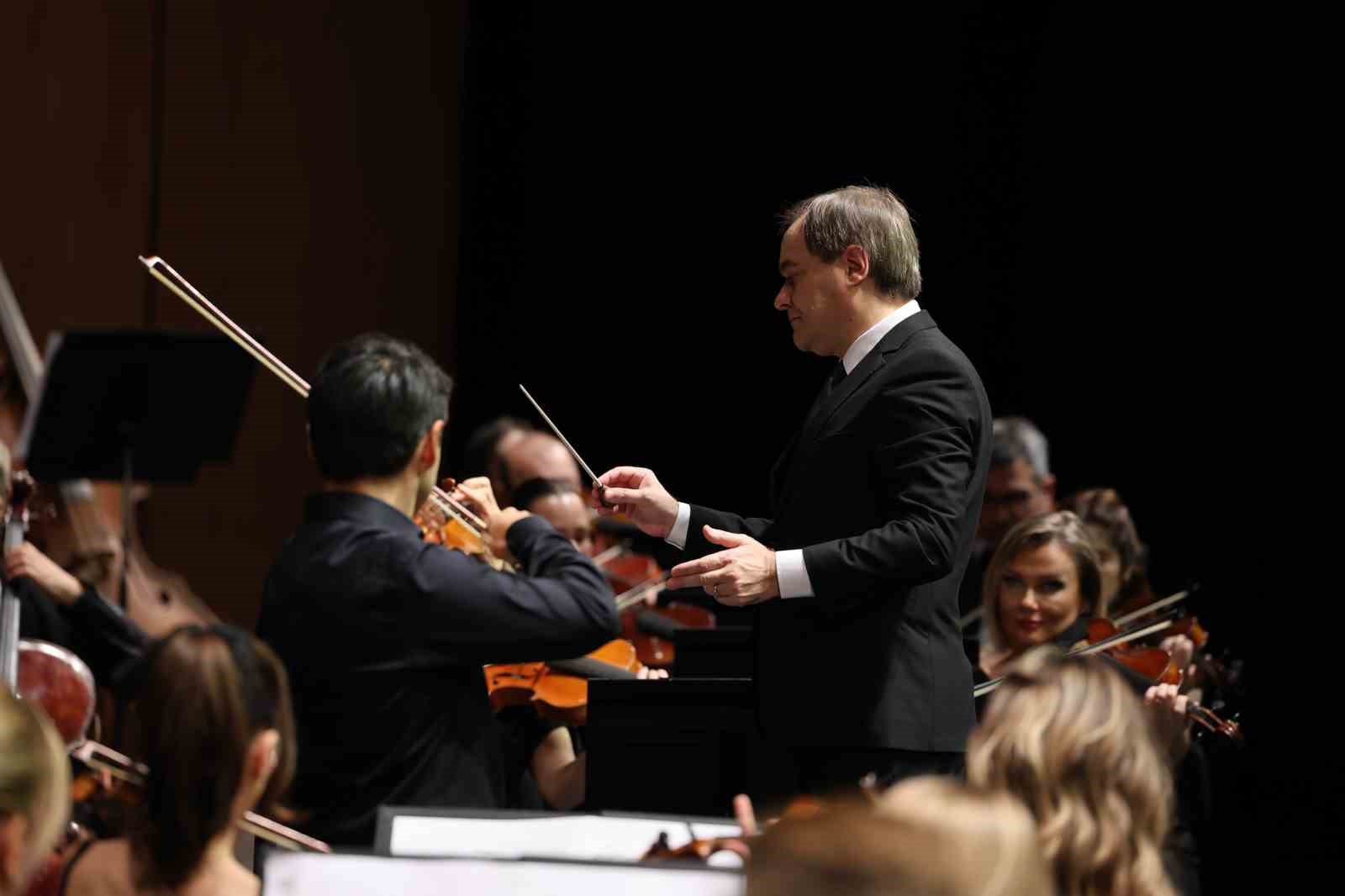 istanbul devlet senfoni orkestrasi aralik ayinin ilk konserinde keman virtuozu robert lakatosu agirladi 3 5I3vskrM