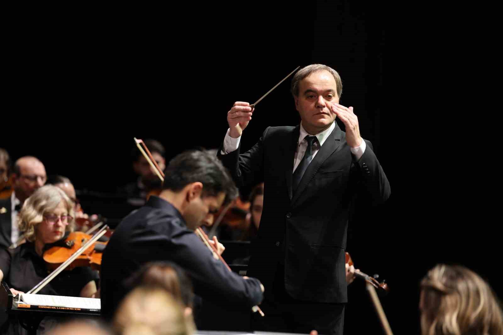 istanbul devlet senfoni orkestrasi aralik ayinin ilk konserinde keman virtuozu robert lakatosu agirladi 4