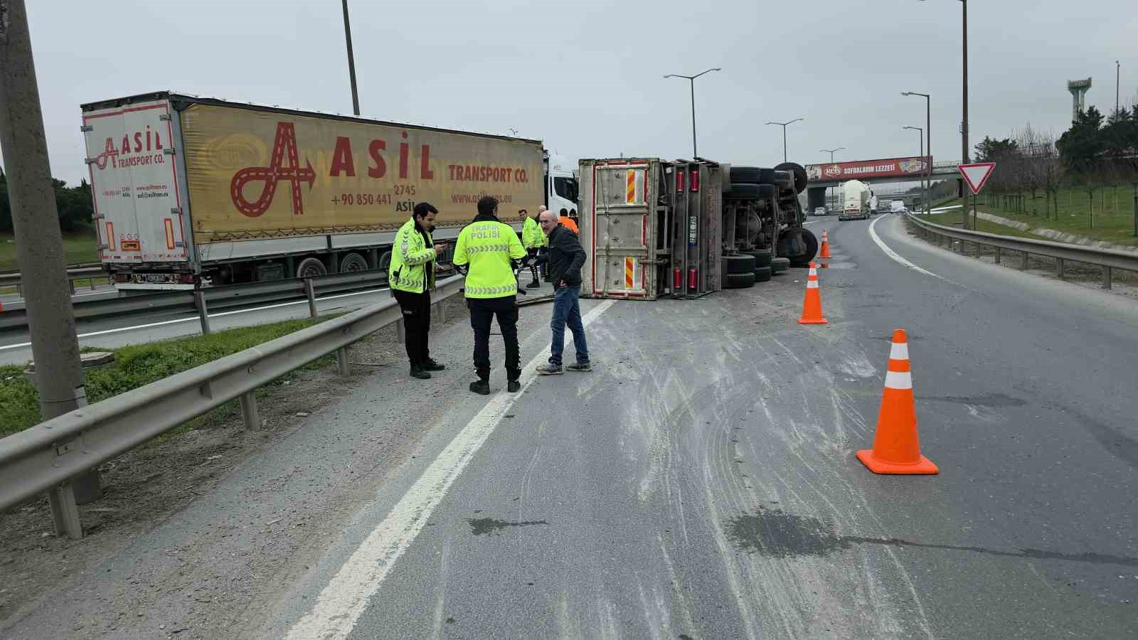 istanbul edirne otoyolunda kaza rulo saclar yola savruldu 3 Mm7uVfOI