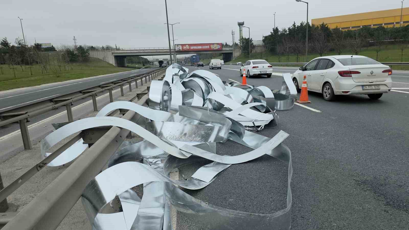 istanbul edirne otoyolunda kaza rulo saclar yola savruldu 4 2iApywAj