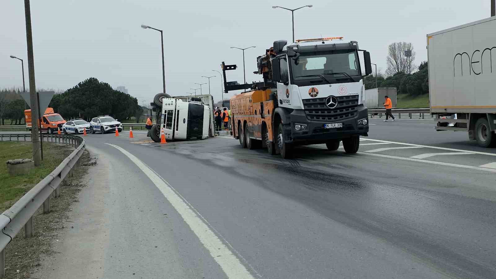 istanbul edirne otoyolunda kaza rulo saclar yola savruldu 6 RjqzsNE9
