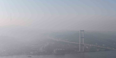 istanbul-gune-sisle-uyandi-edirnekapida-sis-bulutlari-arasinda-dalgalanan-turk-bayragi-gorsel-solen-sundu-GtawMgXR.jpg