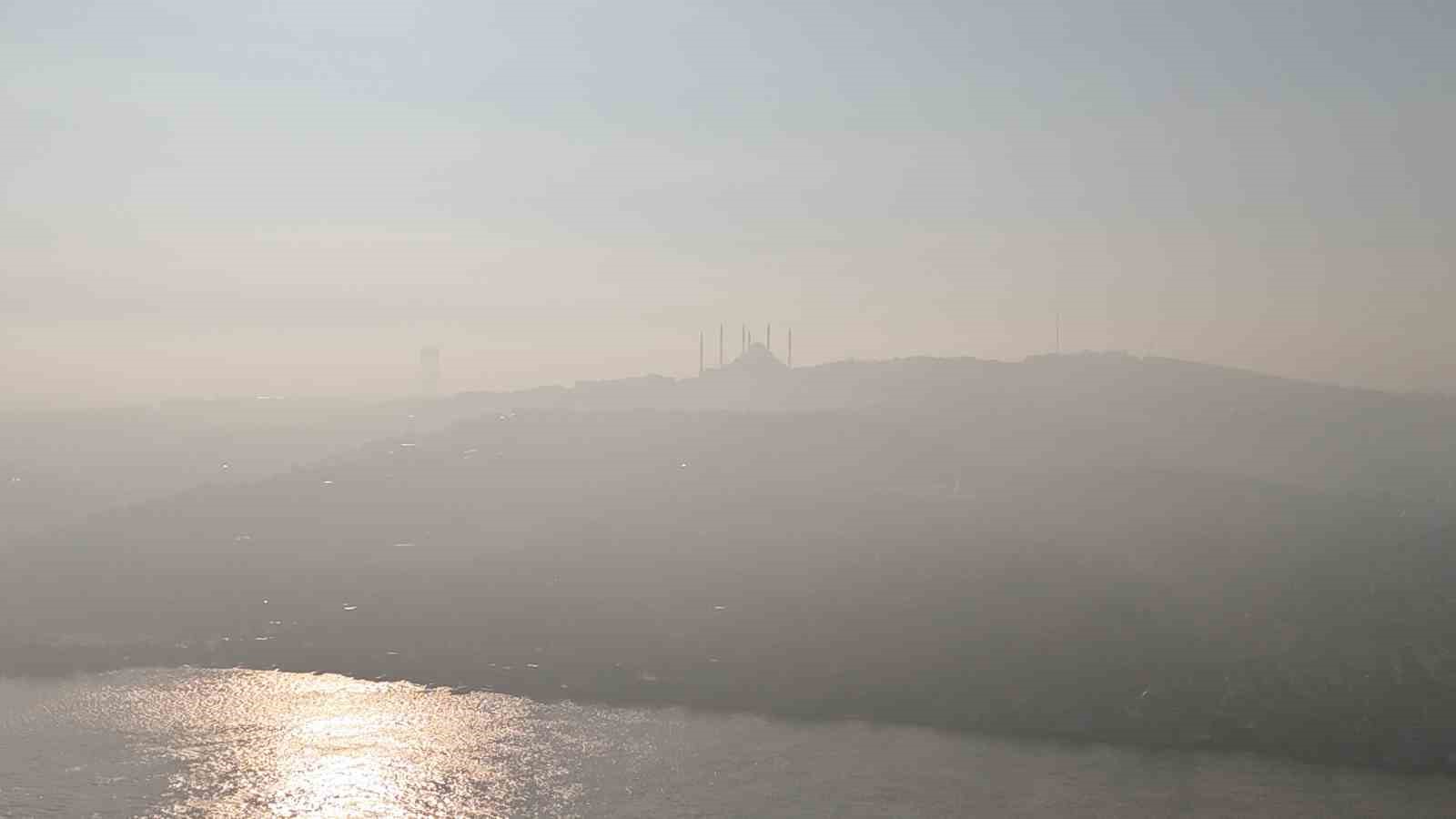 istanbul gune sisle uyandi edirnekapida sis bulutlari arasinda dalgalanan turk bayragi gorsel solen sundu KebrqsMe