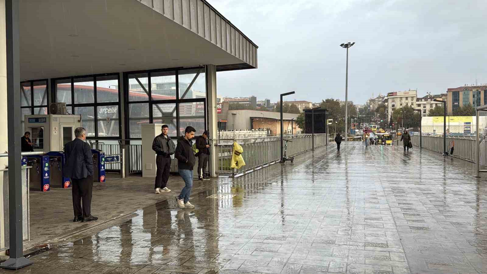 istanbul gune yagmurla basladi 2 HLyN45BL