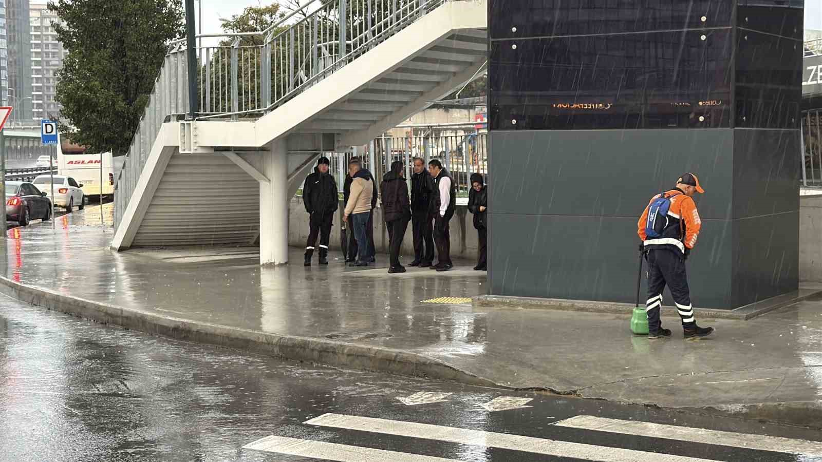 istanbul gune yagmurla basladi 3 WwvyvIdd