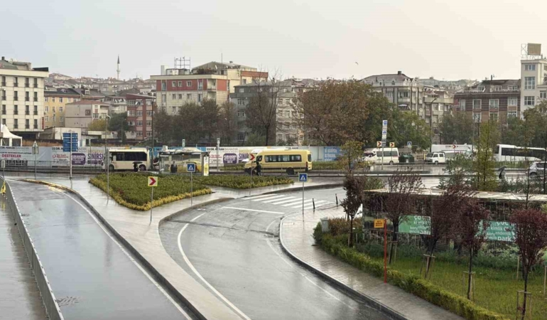 istanbul-gune-yagmurla-basladi-8JG32Zan.jpg