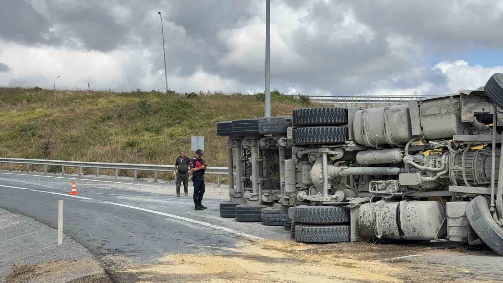 istanbul havalimani sapaginda hafriyat kamyonu devrildi 0 u99p8CVY