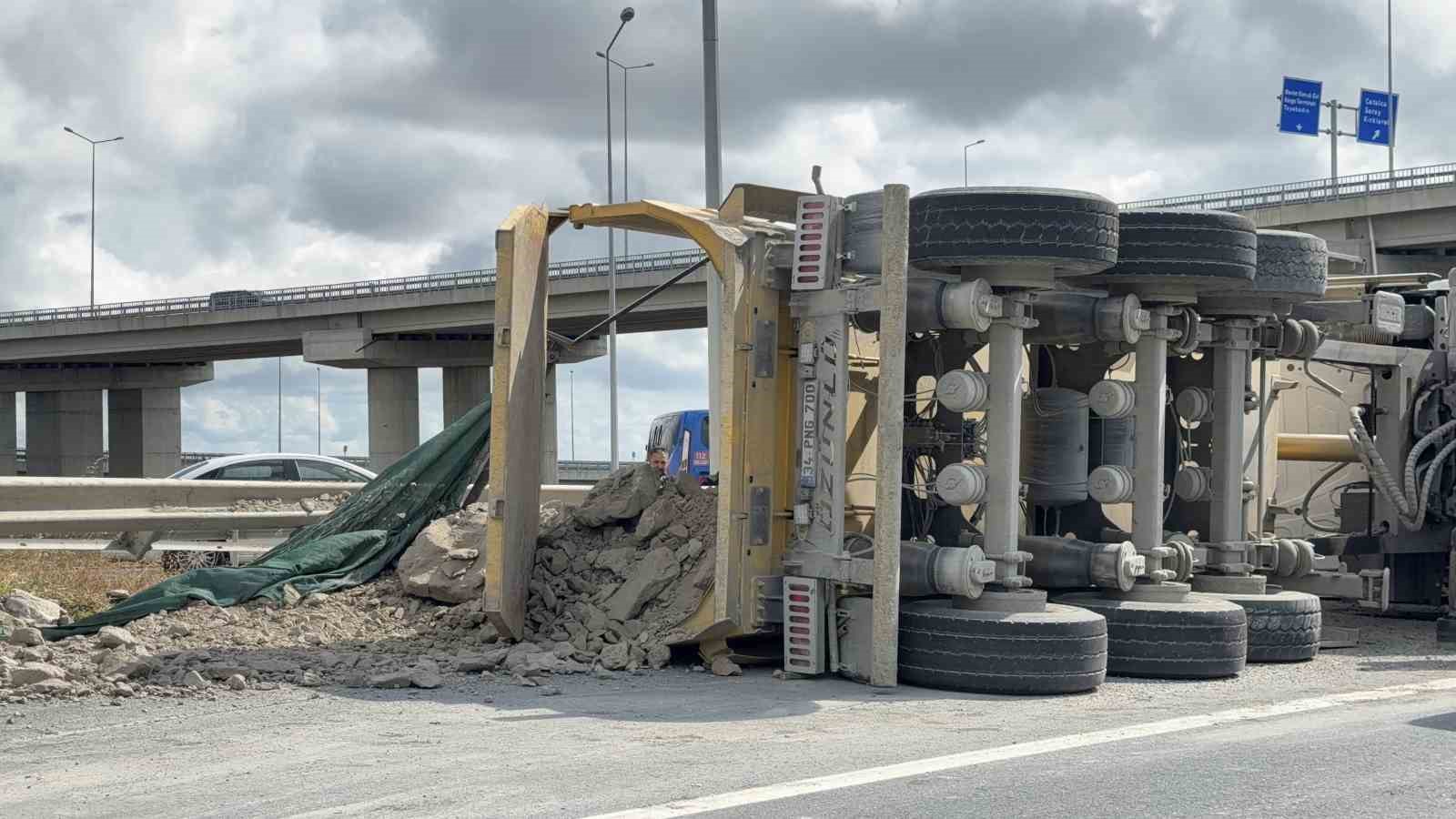 istanbul havalimani sapaginda hafriyat kamyonu devrildi 1 PV9YK7qJ