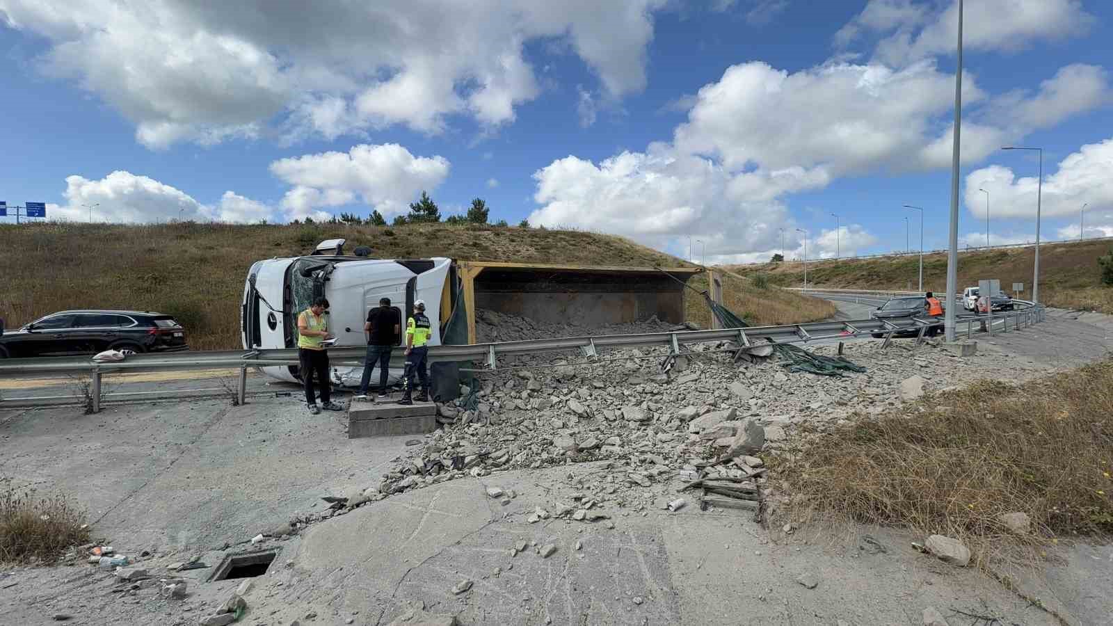 istanbul havalimani sapaginda hafriyat kamyonu devrildi 2 6AUpS88b