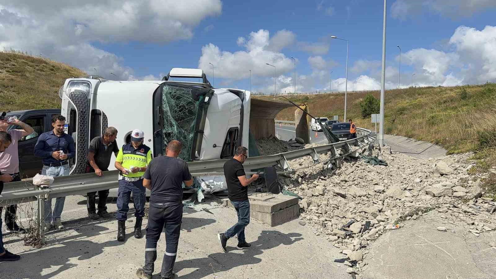 istanbul havalimani sapaginda hafriyat kamyonu devrildi 3 HOShYy4d