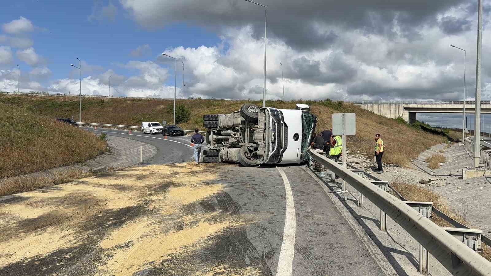 istanbul havalimani sapaginda hafriyat kamyonu devrildi 4 BDbvcHSA