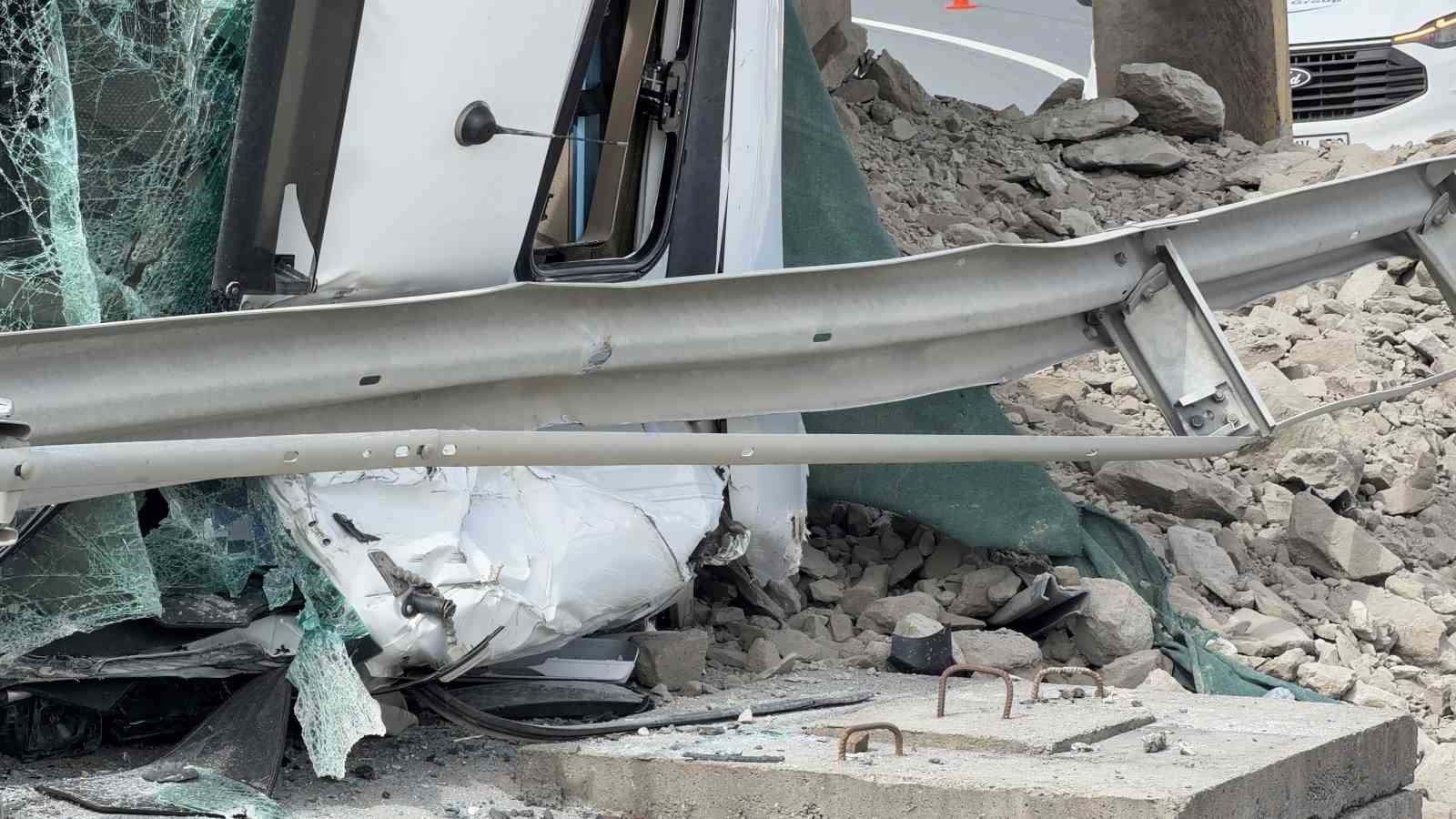 istanbul havalimani sapaginda hafriyat kamyonu devrildi 5 kOc1ZKh5