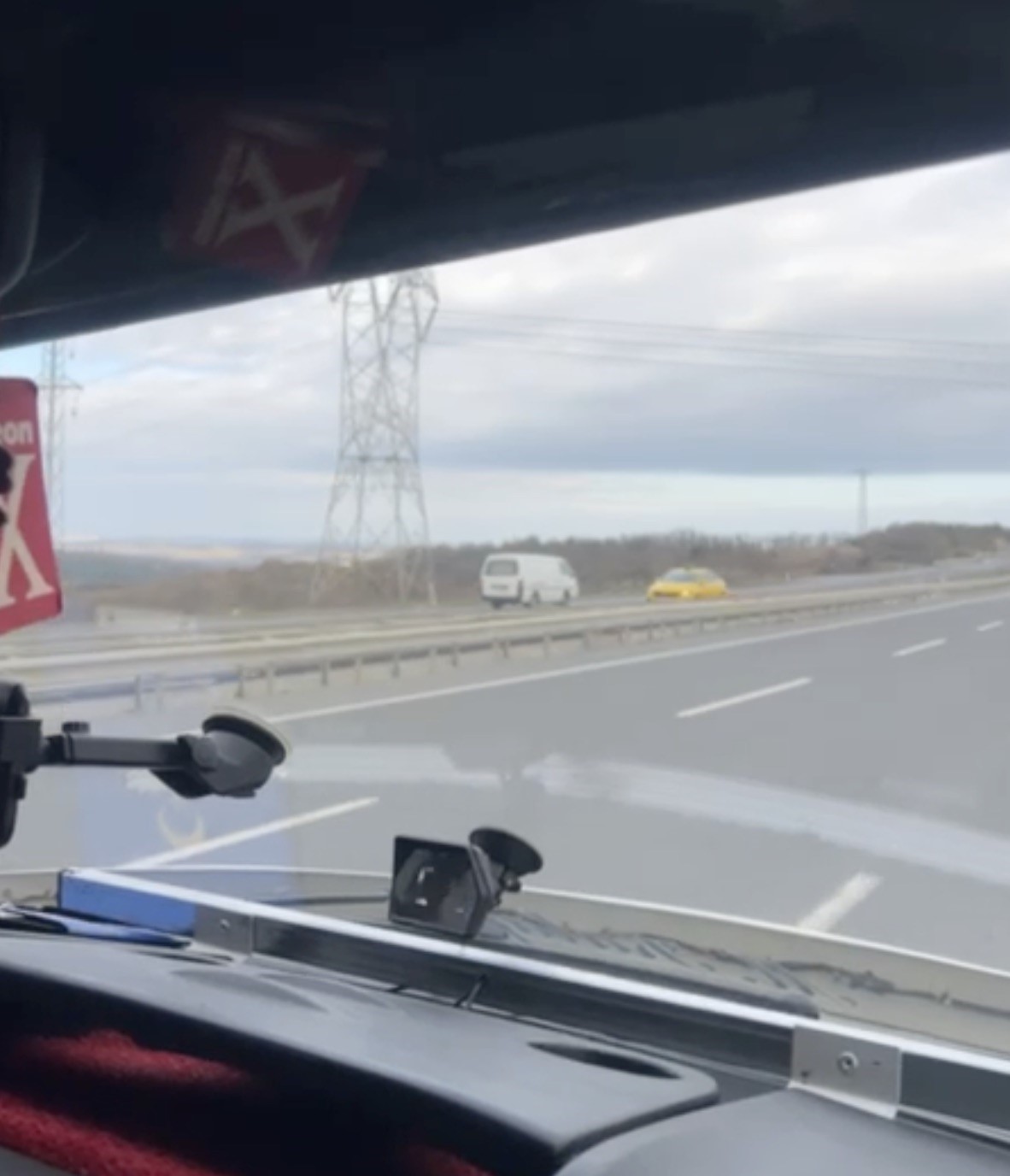istanbul havalimani yolunda ters yonde giden arac kamerada 0 HeEfcv2R