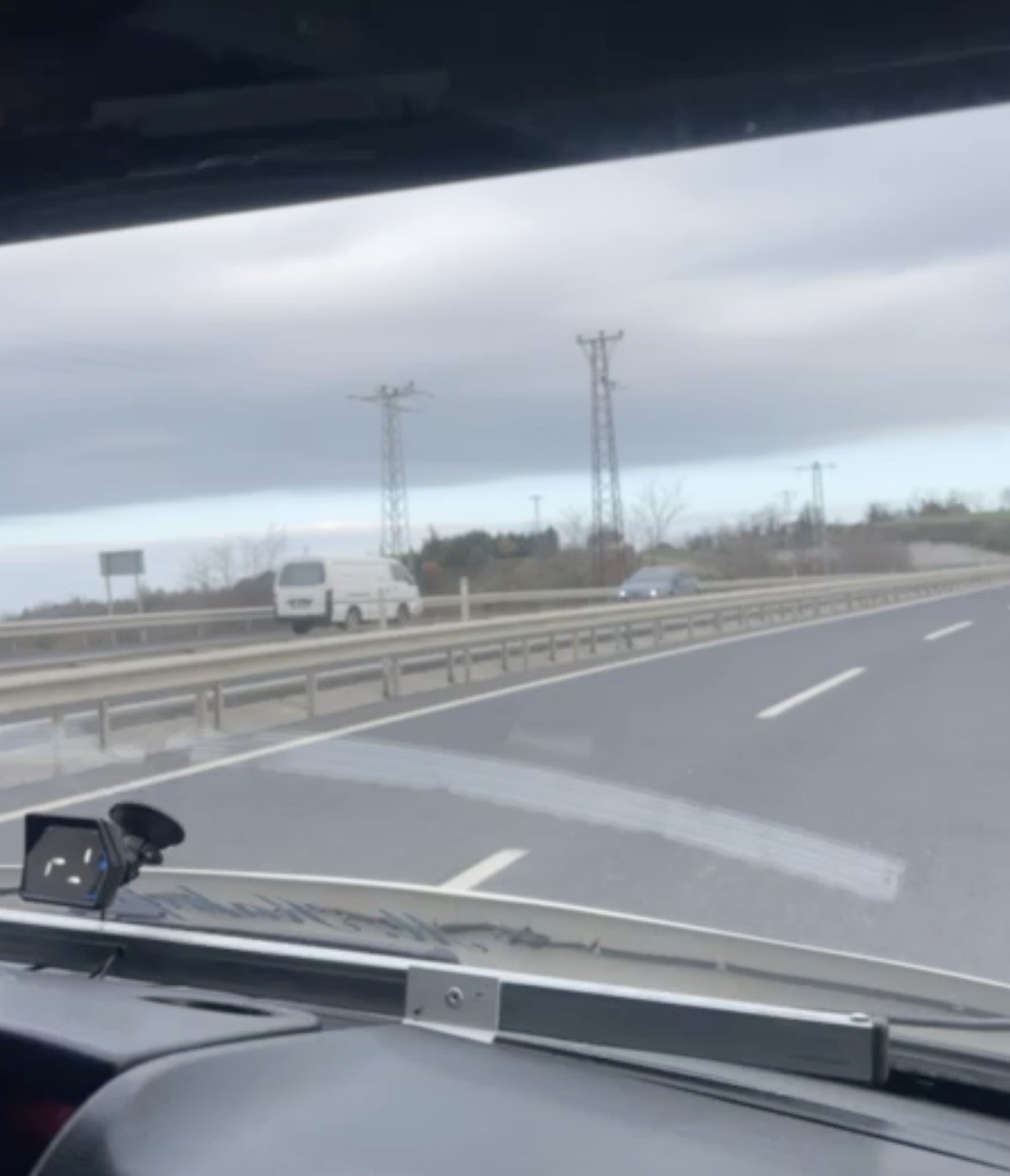 istanbul havalimani yolunda ters yonde giden arac kamerada 1 kqWj546T