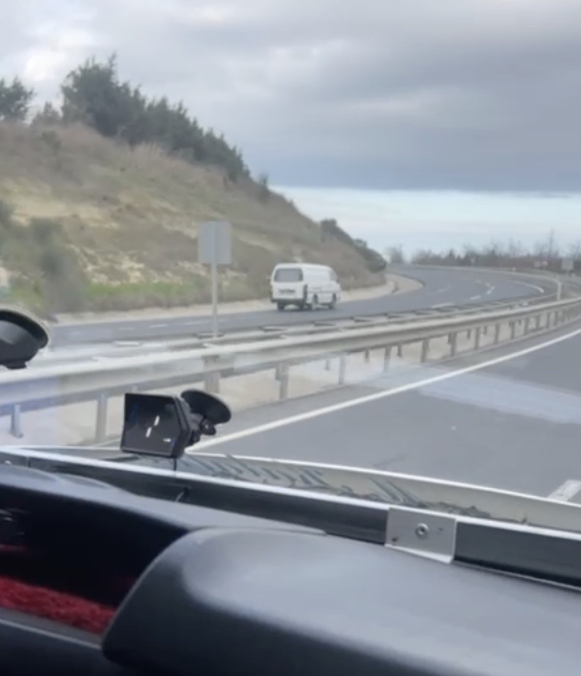 istanbul havalimani yolunda ters yonde giden arac kamerada 2 vgkfjcsn