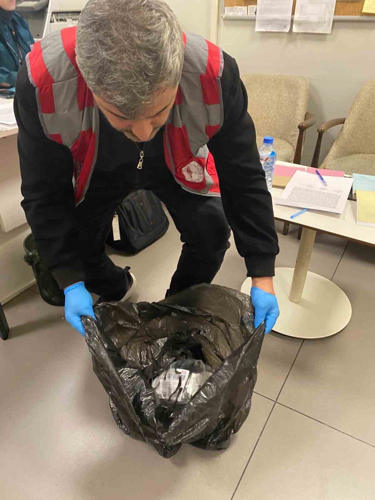 istanbul havalimaninda 5 bin adet tibbi suluk ele gecirildi 3 2tC6tyL1
