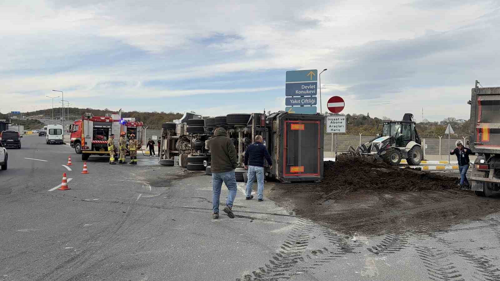 istanbul havalimaninda gubre yuklu kamyon devrildi 0 SAXnmkBw