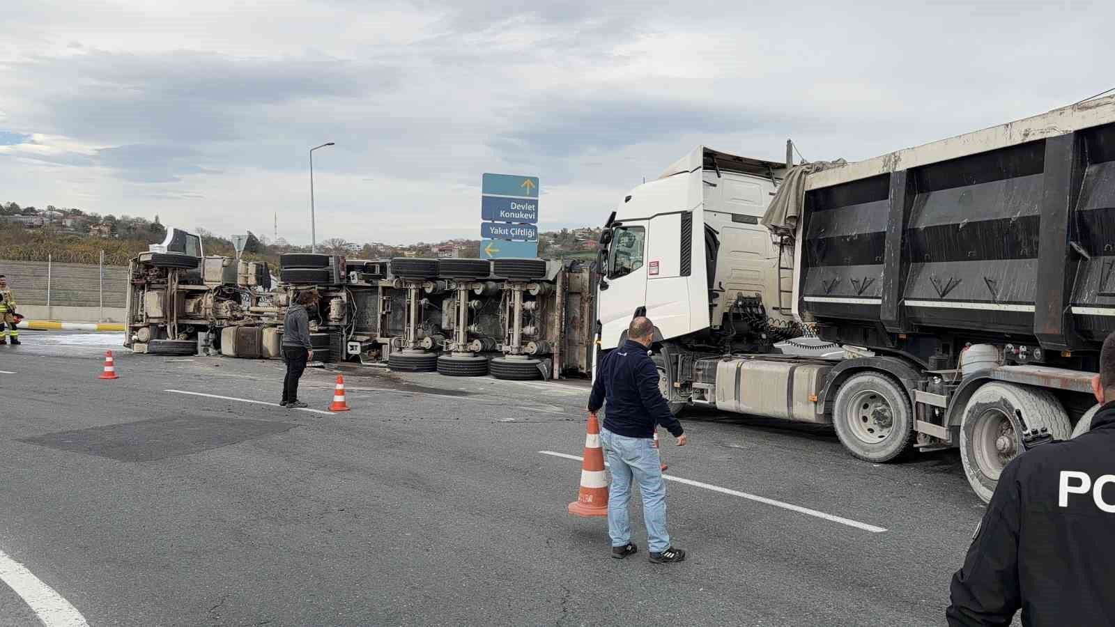 istanbul havalimaninda gubre yuklu kamyon devrildi 1 IwmpQwQF