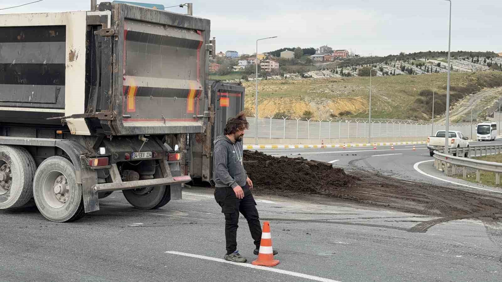 istanbul havalimaninda gubre yuklu kamyon devrildi 2 XMYfSN8k